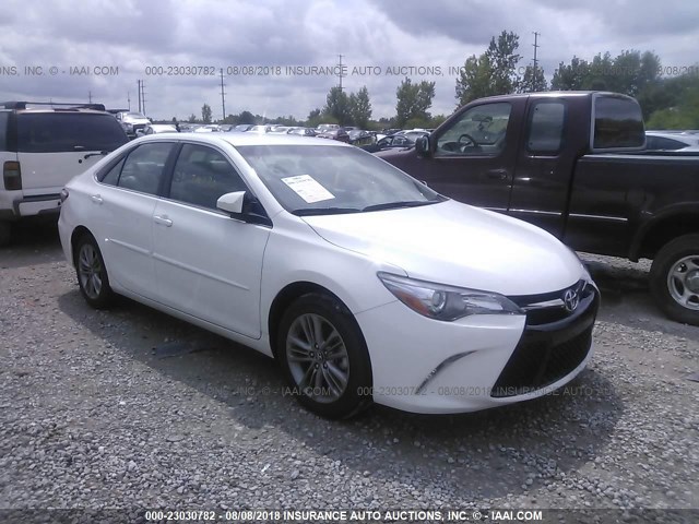 4T1BF1FK8HU702878 - 2017 TOYOTA CAMRY LE/XLE/SE/XSE 白色 照片 1