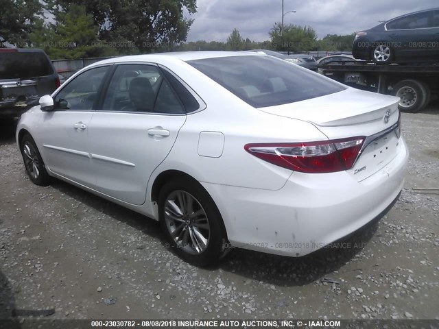 4T1BF1FK8HU702878 - 2017 TOYOTA CAMRY LE/XLE/SE/XSE 白色 照片 3