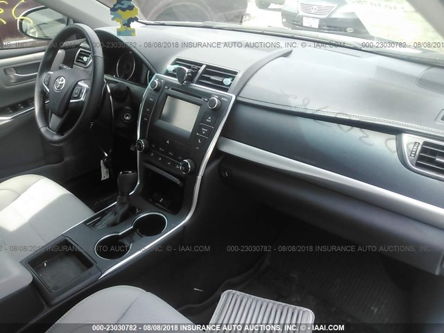 4T1BF1FK8HU702878 - 2017 TOYOTA CAMRY LE/XLE/SE/XSE 白色 照片 5