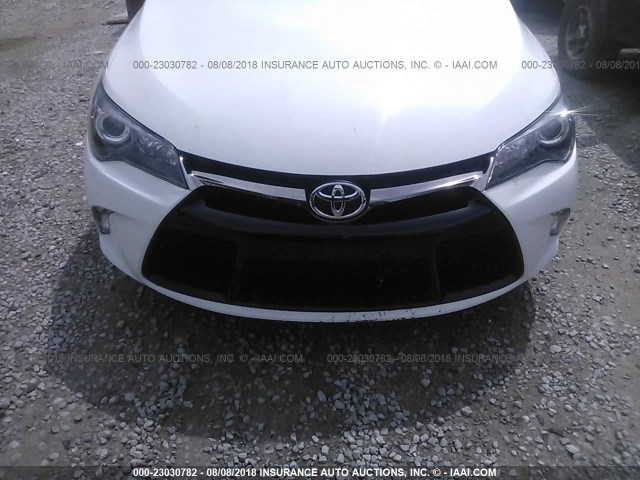 4T1BF1FK8HU702878 - 2017 TOYOTA CAMRY LE/XLE/SE/XSE 白色 照片 6