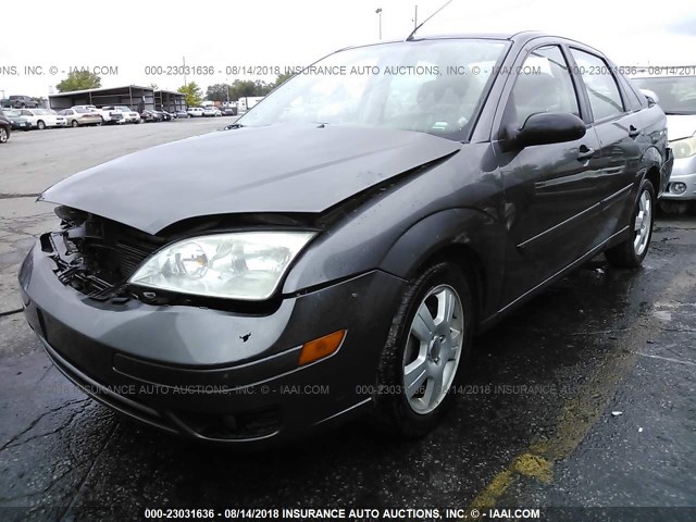 1FAFP34N06W126576 - 2006 FORD FOCUS ZX4 GRAY photo 2