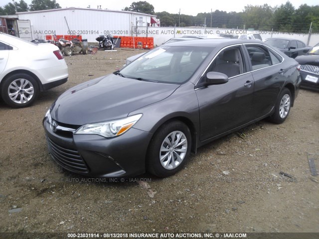 4T4BF1FK4FR476468 - 2015 TOYOTA CAMRY LE/XLE/SE/XSE GRAY photo 2