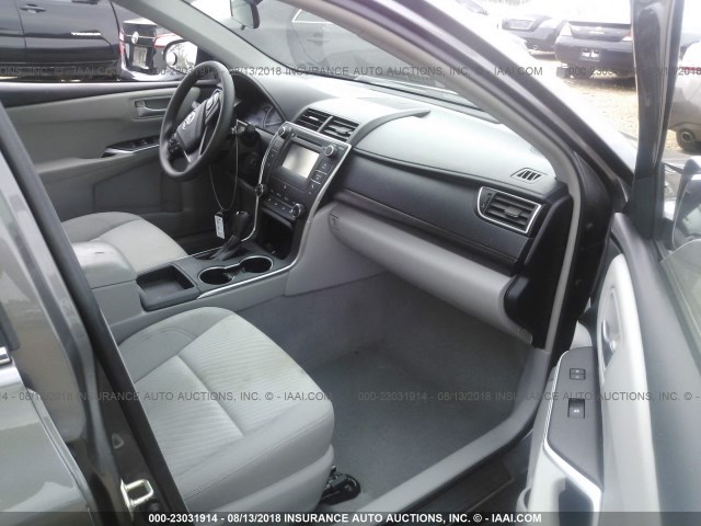 4T4BF1FK4FR476468 - 2015 TOYOTA CAMRY LE/XLE/SE/XSE 灰色 照片 5