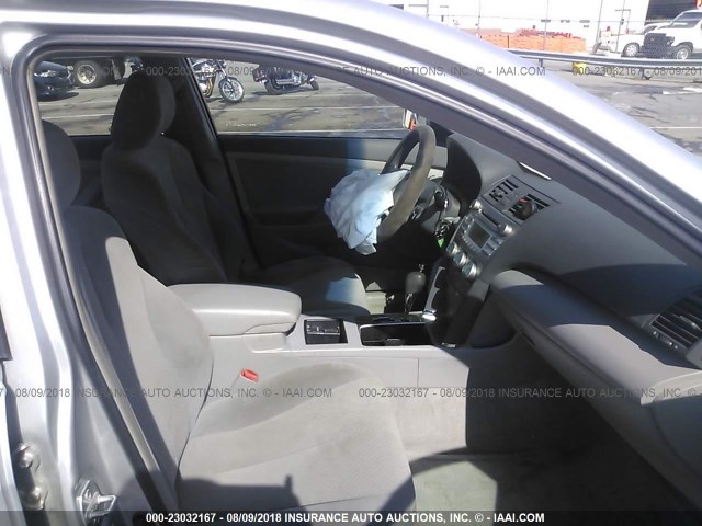 4T1BE46K59U277271 - 2009 TOYOTA CAMRY SE/LE/XLE ვერცხლისფერი ფოტო 5
