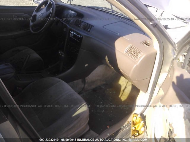 4T1BG22K8WU194594 - 1998 TOYOTA CAMRY CE/LE/XLE 灰色 照片 5