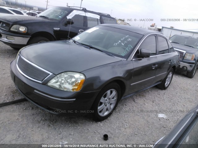 1FAFP24175G160739 - 2005 FORD FIVE HUNDRED SEL GRAY photo 2