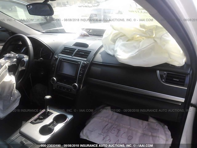 4T1BF1FK0CU630518 - 2012 TOYOTA CAMRY SE/LE/XLE WHITE photo 5