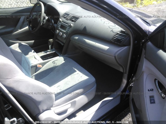 4T1BF3EK9BU663450 - 2011 TOYOTA CAMRY SE/LE/XLE შავი ფოტო 5