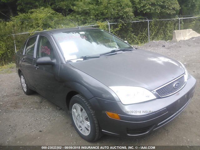 1FAHP34NX7W213749 - 2007 FORD FOCUS ZX4/S/SE/SES GRAY photo 1