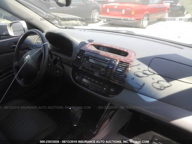 4T1BE32K95U586719 - 2005 TOYOTA CAMRY LE/XLE/SE 银色 照片 5