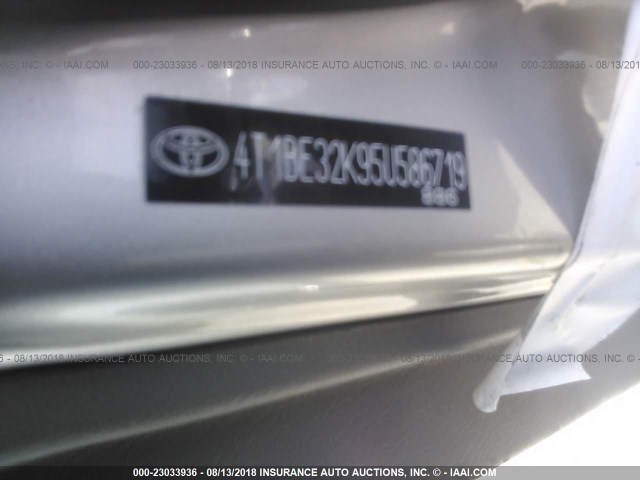 4T1BE32K95U586719 - 2005 TOYOTA CAMRY LE/XLE/SE 银色 照片 9