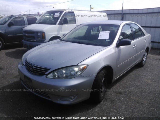 4T1BE32K55U570503 - 2005 TOYOTA CAMRY LE/XLE/SE 银色 照片 2