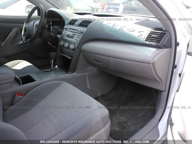 4T4BF3EK0BR153736 - 2011 TOYOTA CAMRY SE/LE/XLE WHITE photo 5