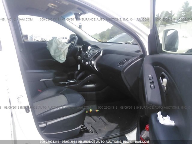 KM8JUCAC9DU590339 - 2013 HYUNDAI TUCSON GLS/LIMITED WHITE photo 5