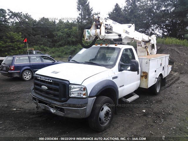 1FDAF56P77EA37012 - 2007 FORD F550 SUPER DUTY WHITE photo 2