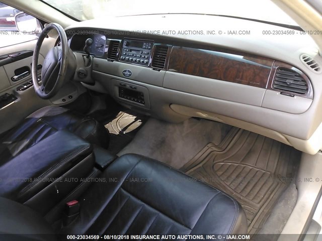 1LNHM81WXYY831412 - 2000 LINCOLN TOWN CAR EXECUTIVE شامبانيا صورة 5