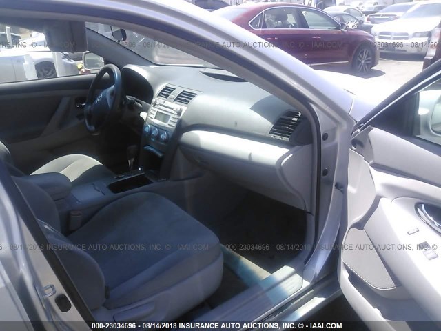 4T1BK3EK9AU597296 - 2010 TOYOTA CAMRY SE/LE/XLE SILVER photo 5