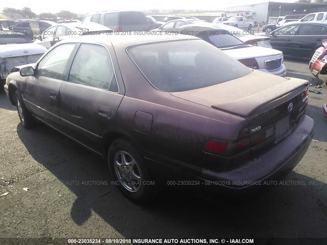 JT2BG28K4W0108967 - 1998 TOYOTA CAMRY LE/XLE RED photo 3