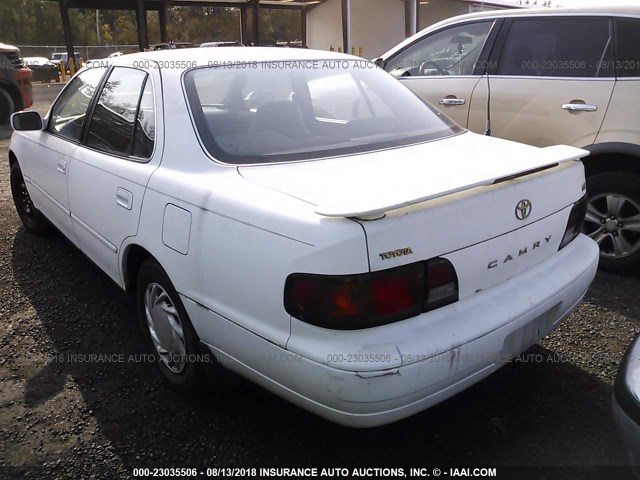 JT2BG12K8T0373714 - 1996 TOYOTA CAMRY DX/LE/XLE თეთრი ფოტო 3