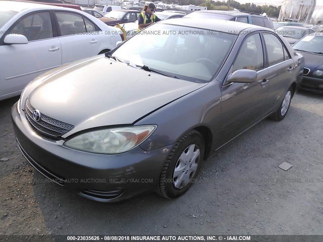 JTDBE32K130230810 - 2003 TOYOTA CAMRY LE/XLE GRAY photo 2