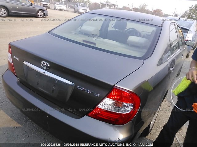 JTDBE32K130230810 - 2003 TOYOTA CAMRY LE/XLE GRAY photo 4