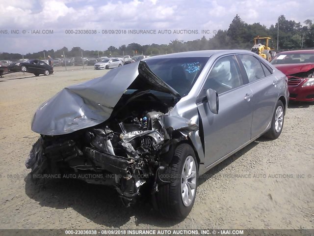 4T4BF1FK9FR466051 - 2015 TOYOTA CAMRY LE/XLE/SE/XSE SILVER photo 2