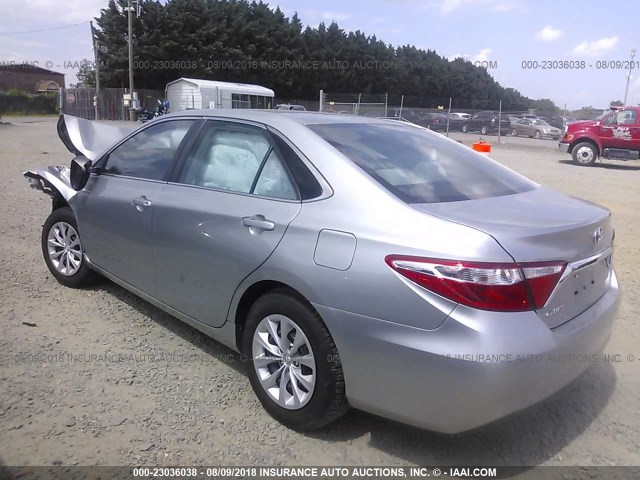 4T4BF1FK9FR466051 - 2015 TOYOTA CAMRY LE/XLE/SE/XSE SILVER photo 3