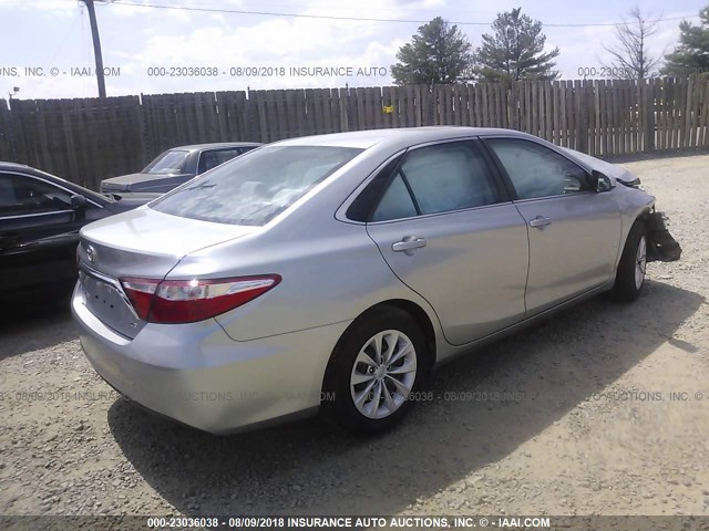 4T4BF1FK9FR466051 - 2015 TOYOTA CAMRY LE/XLE/SE/XSE SILVER photo 4
