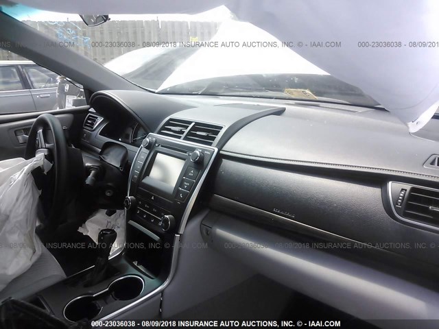 4T4BF1FK9FR466051 - 2015 TOYOTA CAMRY LE/XLE/SE/XSE SILVER photo 5