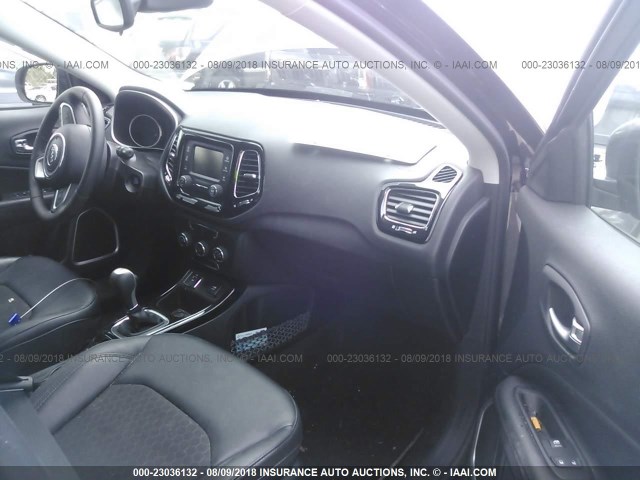 3C4NJCBB3JT326964 - 2018 JEEP COMPASS LATITUDE Grau Foto 5