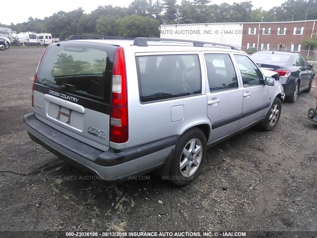 YV1LZ56D0X2619765 - 1999 VOLVO V70 XC SILVER photo 4