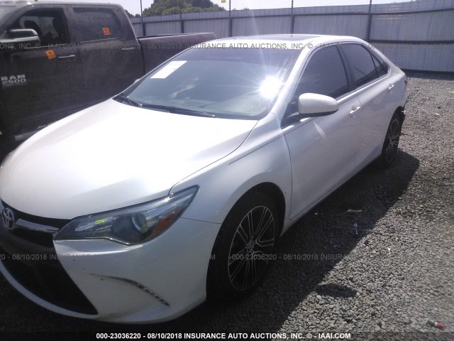 4T1BF1FK0GU529114 - 2016 TOYOTA CAMRY LE/XLE/SE/XSE WHITE photo 2