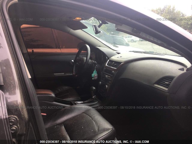 1G1ZE5E70A4136000 - 2010 CHEVROLET MALIBU LTZ 灰色 照片 5