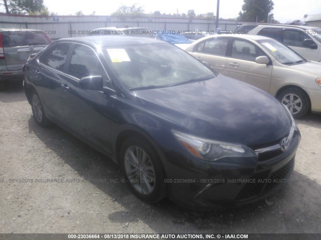 4T1BF1FK4HU313932 - 2017 TOYOTA CAMRY LE/XLE/SE/XSE 深蓝色 照片 1