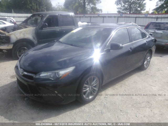 4T1BF1FK4HU313932 - 2017 TOYOTA CAMRY LE/XLE/SE/XSE 深蓝色 照片 2