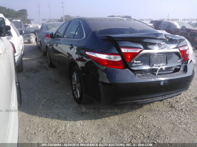 4T1BF1FK4HU313932 - 2017 TOYOTA CAMRY LE/XLE/SE/XSE 深蓝色 照片 3