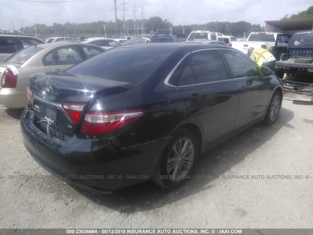 4T1BF1FK4HU313932 - 2017 TOYOTA CAMRY LE/XLE/SE/XSE 深蓝色 照片 4