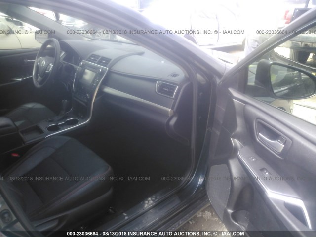 4T1BF1FK4HU313932 - 2017 TOYOTA CAMRY LE/XLE/SE/XSE 深蓝色 照片 5