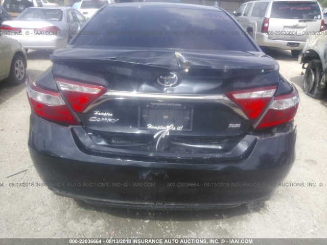 4T1BF1FK4HU313932 - 2017 TOYOTA CAMRY LE/XLE/SE/XSE 深蓝色 照片 6