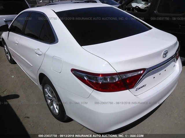 4T4BF1FK6FR488315 - 2015 TOYOTA CAMRY LE/XLE/SE/XSE WHITE photo 3