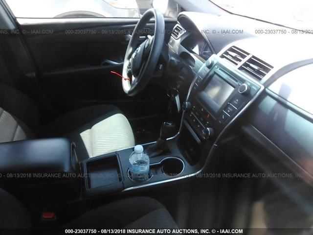 4T4BF1FK6FR488315 - 2015 TOYOTA CAMRY LE/XLE/SE/XSE WHITE photo 5