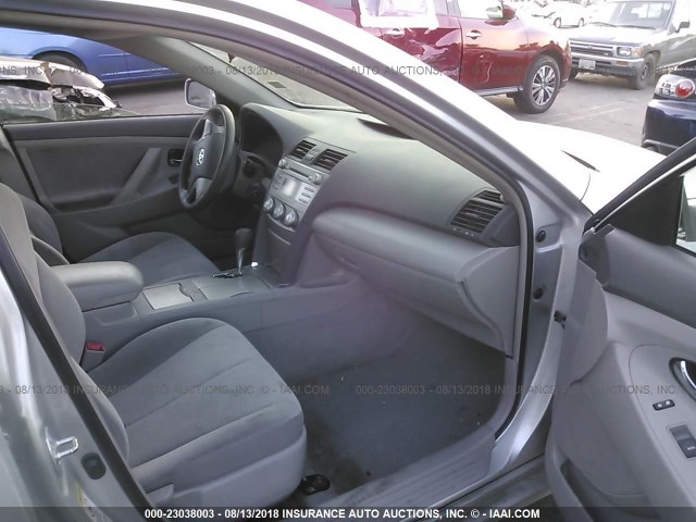 4T4BF3EK6BR166832 - 2011 TOYOTA CAMRY SE/LE/XLE SILVER photo 5