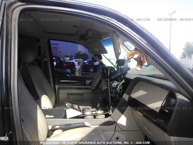 5LMFU27R54LJ16922 - 2004 LINCOLN NAVIGATOR შავი ფოტო 5