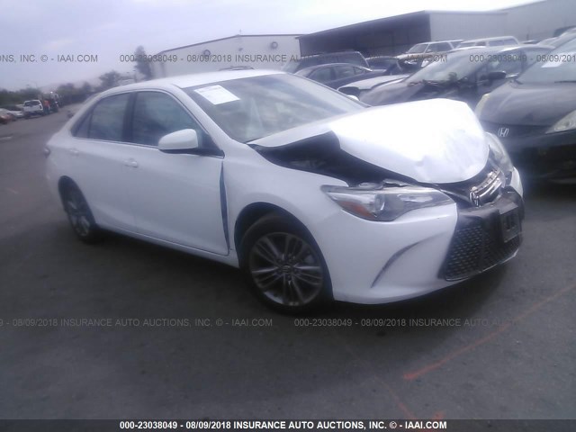 4T1BF1FK2HU267551 - 2017 TOYOTA CAMRY LE/XLE/SE/XSE 白色 照片 1