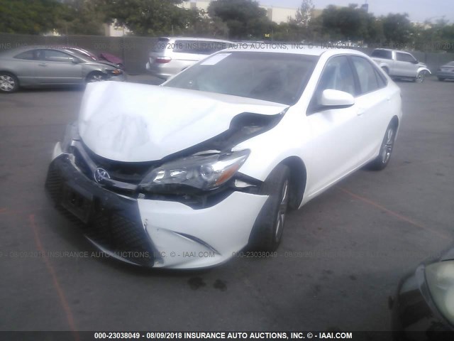 4T1BF1FK2HU267551 - 2017 TOYOTA CAMRY LE/XLE/SE/XSE 白色 照片 2