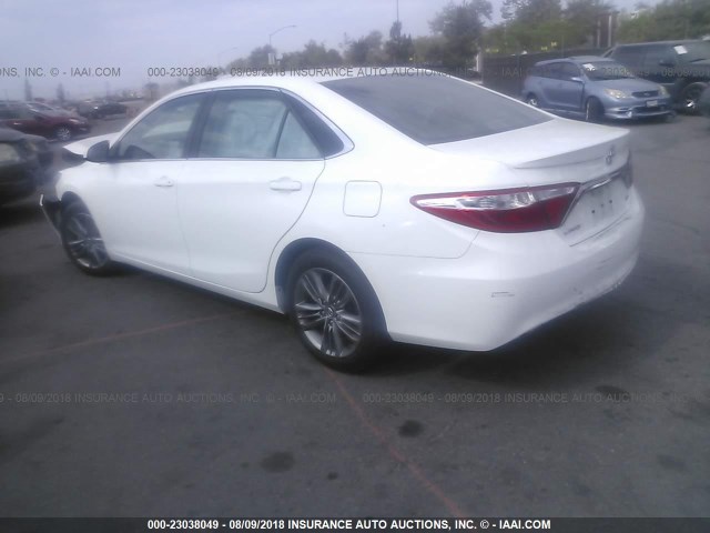 4T1BF1FK2HU267551 - 2017 TOYOTA CAMRY LE/XLE/SE/XSE 白色 照片 3