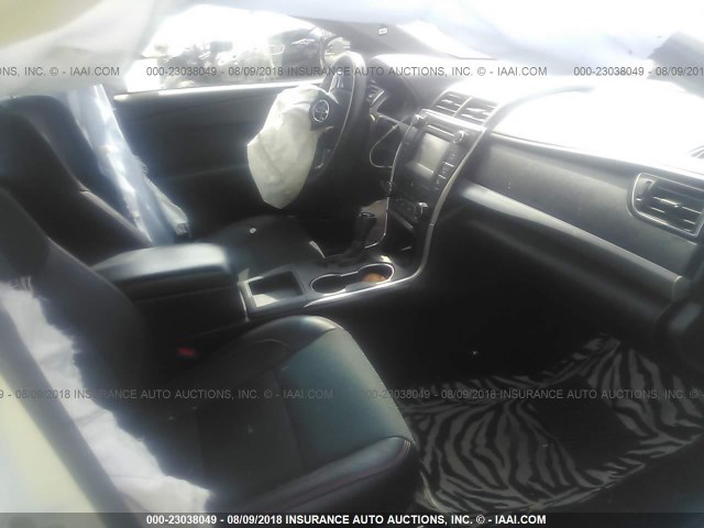 4T1BF1FK2HU267551 - 2017 TOYOTA CAMRY LE/XLE/SE/XSE 白色 照片 5