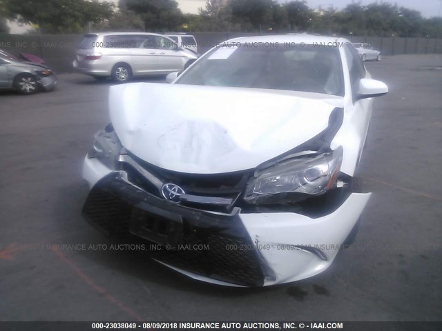 4T1BF1FK2HU267551 - 2017 TOYOTA CAMRY LE/XLE/SE/XSE 白色 照片 6