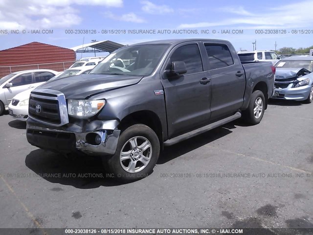 5TFEY5F1XDX143322 - 2013 TOYOTA TUNDRA CREWMAX SR5 GRAY photo 2