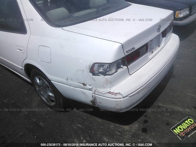 JT2BF22K8W0122690 - 1998 TOYOTA CAMRY CE/LE/XLE 白色 照片 6